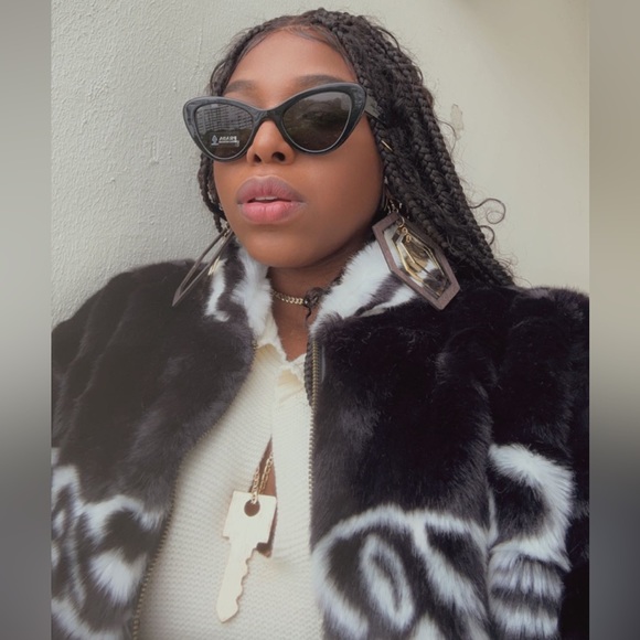 Authentic- New - PRADA EYEWEAR PR 13YS SUNGLASSES
BLACK - Picture 4 of 17